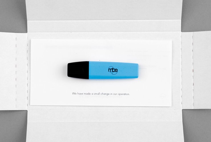 Mailing zur Namensänderung, mit Marker und  korriegertem Briefpapier des alten Unternehmens.  Ein neues Name, eine neue Farbe,  das Wesentliche bleibt.