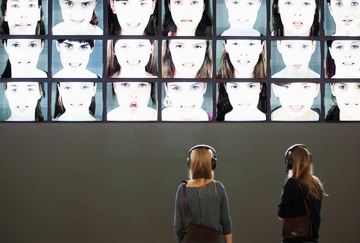 Bildschirmskulptur im Innenraum