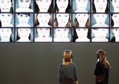 Bildschirmskulptur im Innenraum